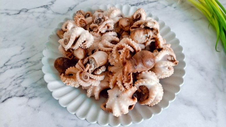 红烧章鱼,这次买的<a style='color:red;display:inline-block;' href='/shicai/ 333'>章鱼</a>是半成品，店家焯水过的<a style='color:red;display:inline-block;' href='/shicai/ 333'>章鱼</a>。