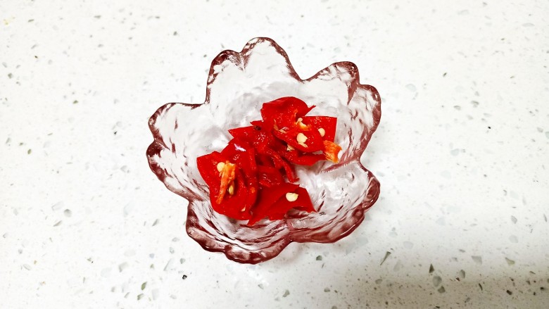 猪肉炒小白菜,红椒切碎