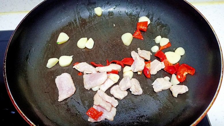 猪肉炒小白菜,倒入猪肉炒至变色