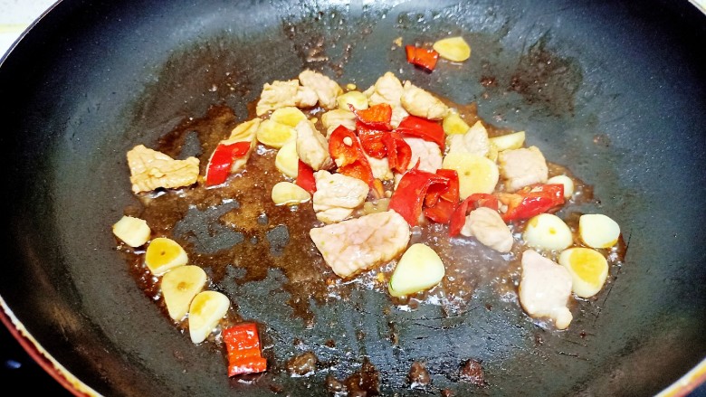 猪肉炒小白菜,倒入<a style='color:red;display:inline-block;' href='/shicai/ 788'>生抽</a>