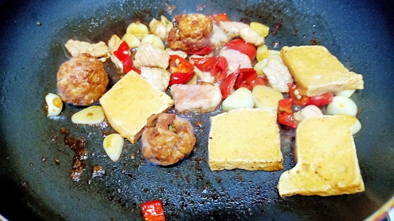 猪肉炒小白菜,放入豆腐块和丸子