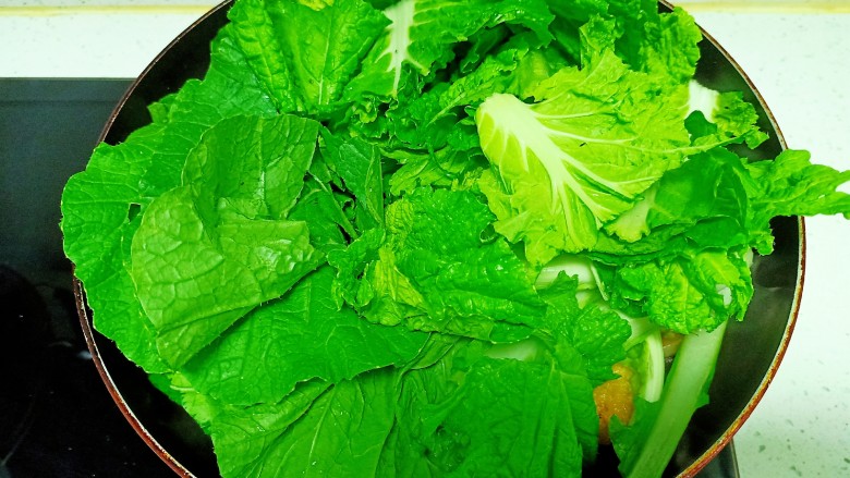 猪肉炒小白菜,放入小白菜