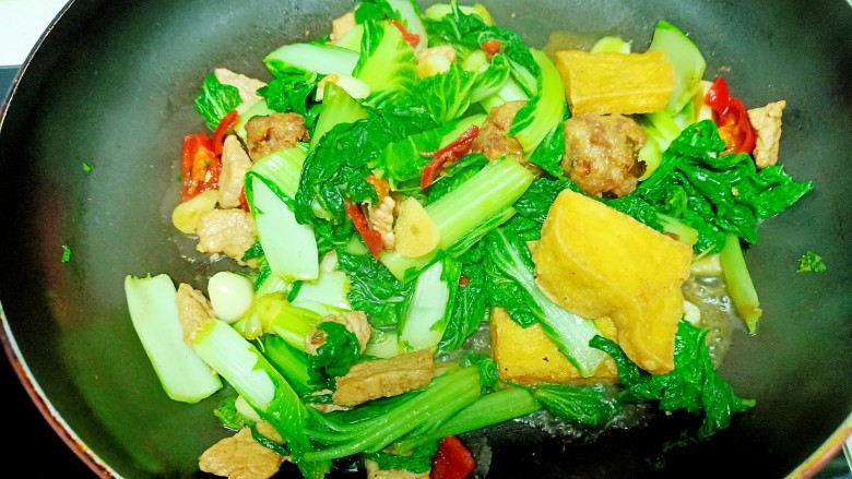 猪肉炒小白菜,炒至白菜断生
