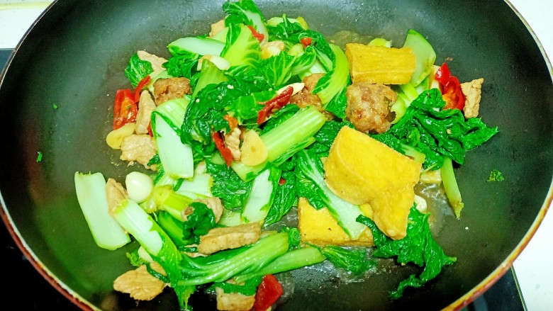猪肉炒小白菜,放入<a style='color:red;display:inline-block;' href='/shicai/ 756'>鸡精</a>