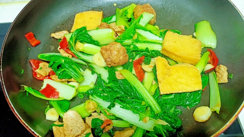 猪肉炒小白菜,翻炒均匀