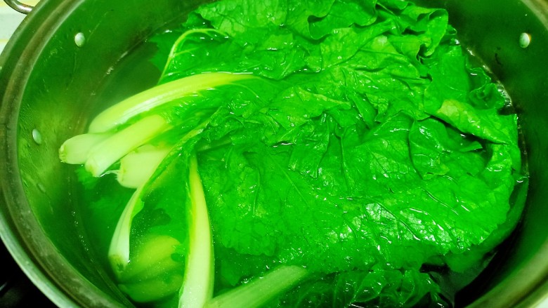 蒜香小白菜,锅中放入适量水 水开后放入小白菜焯水至断生