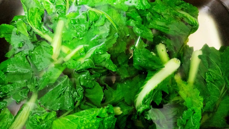 蒜香小白菜,捞出用清水冲洗干净