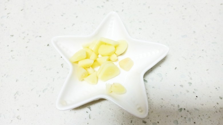 蒜香小白菜,蒜切片