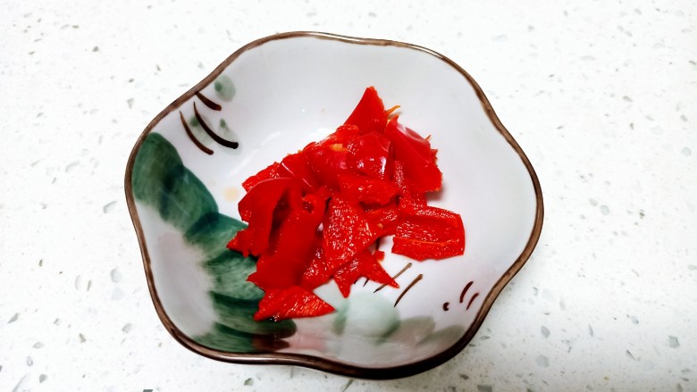 蒜香小白菜,红椒切碎
