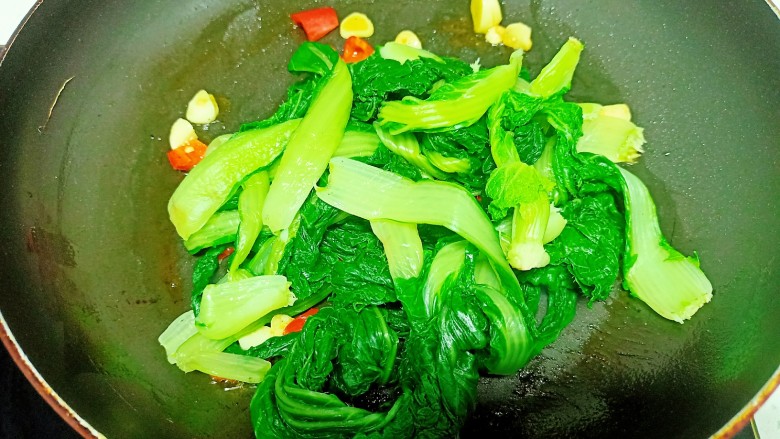 蒜香小白菜,放入小白菜