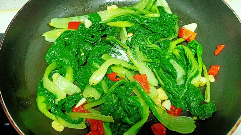 蒜香小白菜,放入盐
