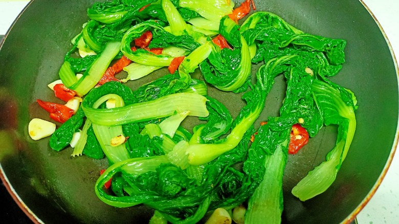 蒜香小白菜,翻炒均匀