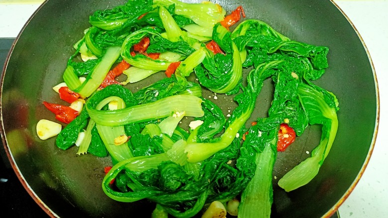 蒜香小白菜,放入鸡精
