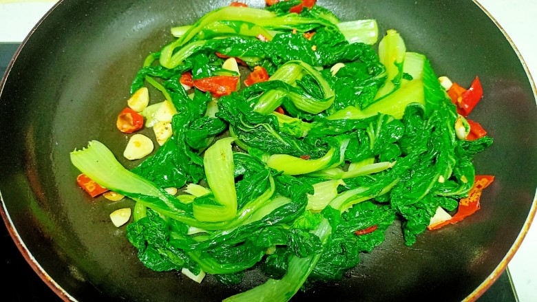 蒜香小白菜,翻炒均匀