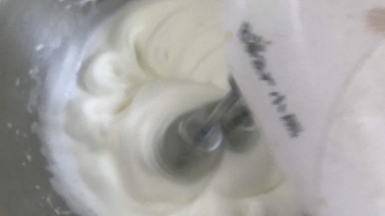 香蕉纸杯蛋糕(少油少糖),打发至出现明显纹路时加入最后1/3糖(第三次)