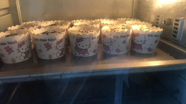 香蕉纸杯蛋糕(少油少糖),送入预热好的烤箱,上下火150度烤40分钟