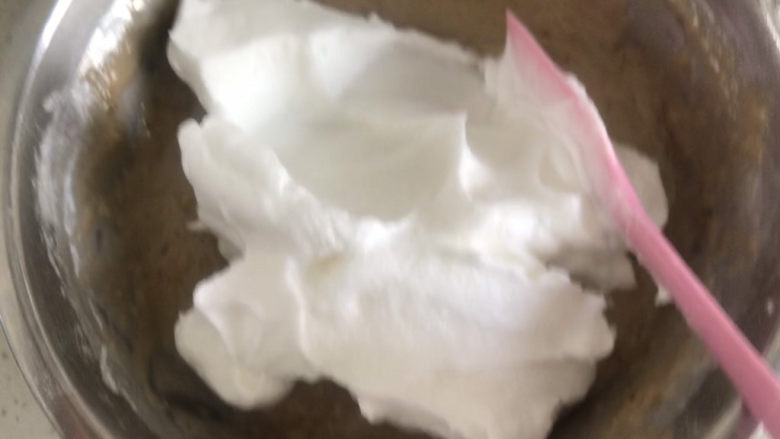 香蕉纸杯蛋糕(少油少糖),取1/3的蛋白霜到蛋黄糊中翻拌均匀