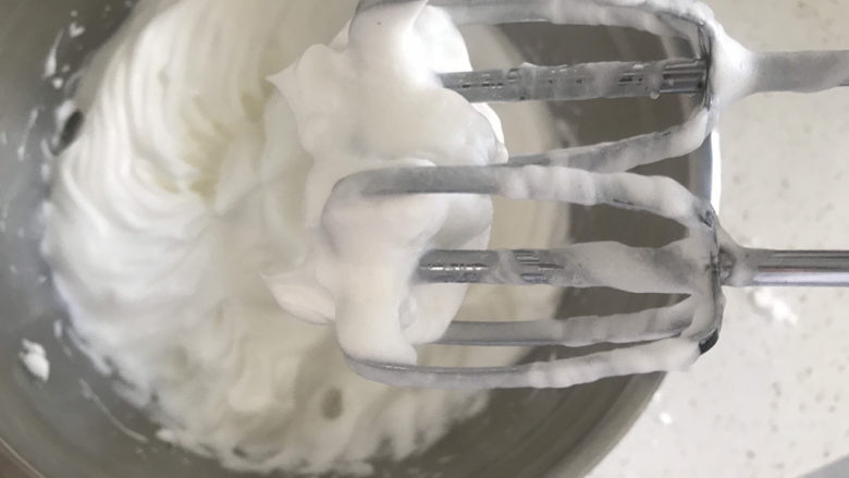 香蕉纸杯蛋糕(少油少糖),打发至干性发泡,提起打蛋器蛋白有直立的小尖角