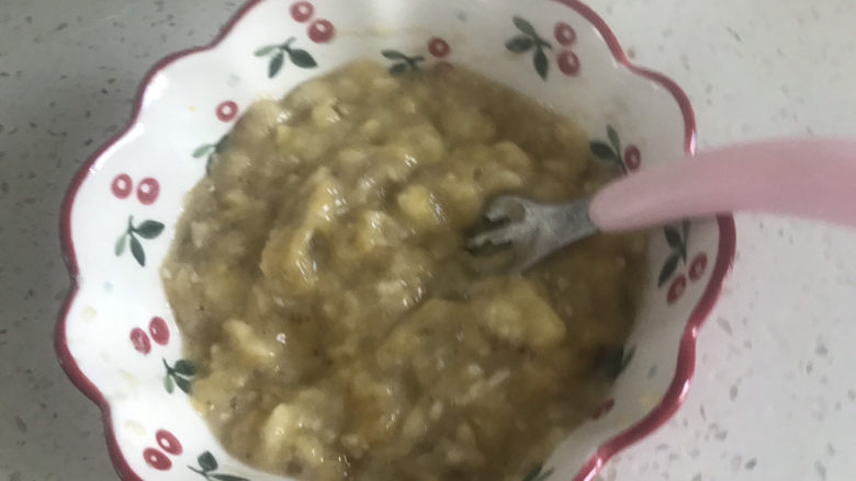 香蕉纸杯蛋糕(少油少糖),香蕉压成泥状