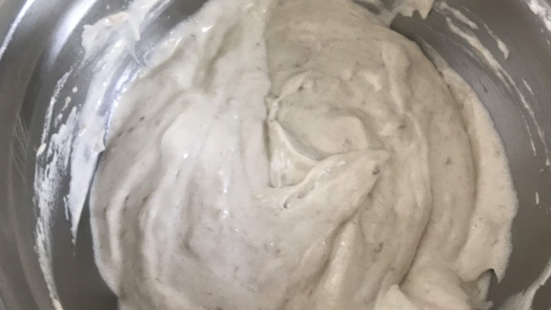 香蕉纸杯蛋糕(少油少糖),同样的手法翻拌均匀