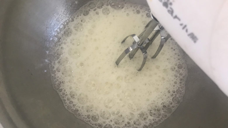 香蕉纸杯蛋糕(少油少糖),再来处理蛋白,打蛋器开高速打到鱼眼粗泡泡时加入1/3白糖(第一次)