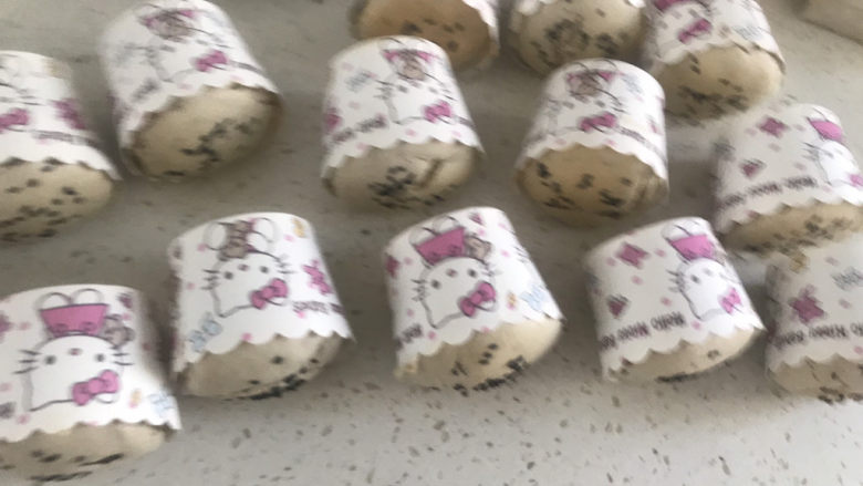 香蕉纸杯蛋糕(少油少糖),烤好拿出来,震出热气,侧着放凉