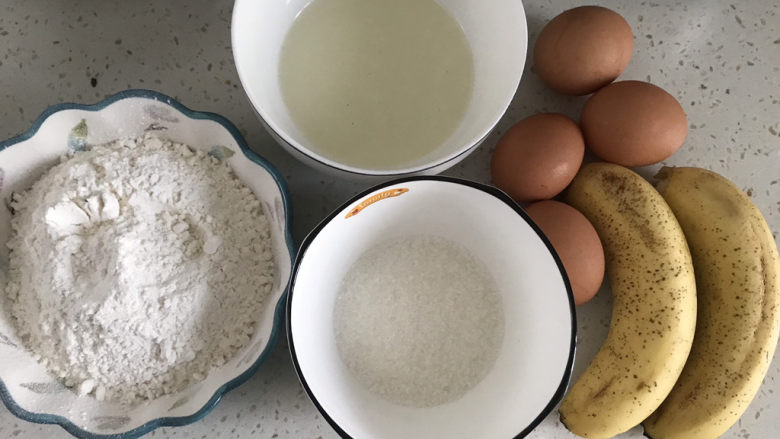 香蕉纸杯蛋糕(少油少糖),称好所需的材料