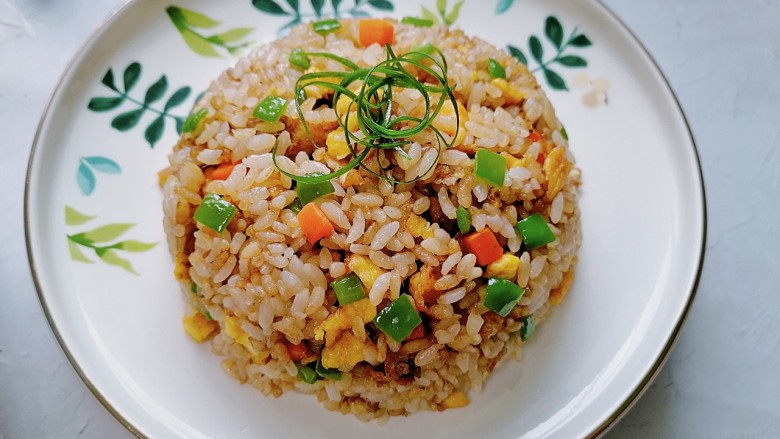 酱油蛋炒饭,将米饭装在小碗里然后倒扣即可,放上<a style='color:red;display:inline-block;' href='/shicai/ 3250'>葱</a>丝卷点缀。