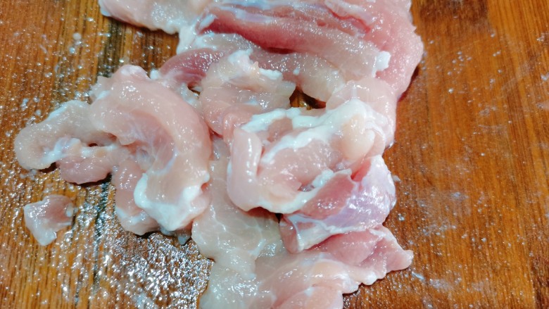 肉沫蒸豆腐,把它用水龙头冲洗干净,再切成薄片