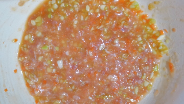 肉沫蒸豆腐,加少许水,把它搅拌均匀,腌制一会