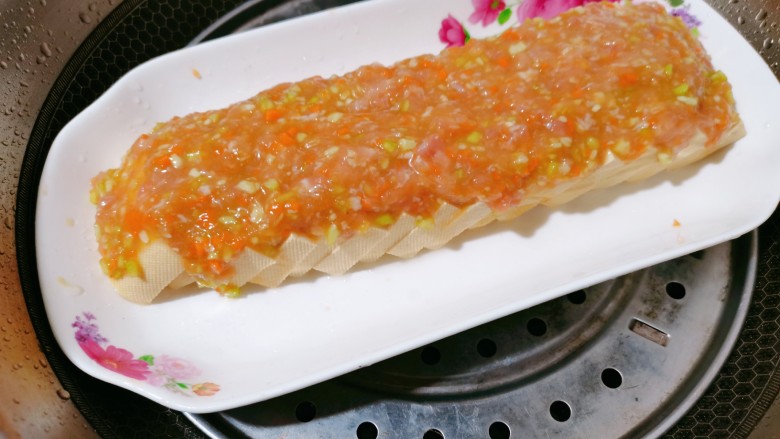 肉沫蒸豆腐,再放上蒸锅蒸熟,大概30分钟左右