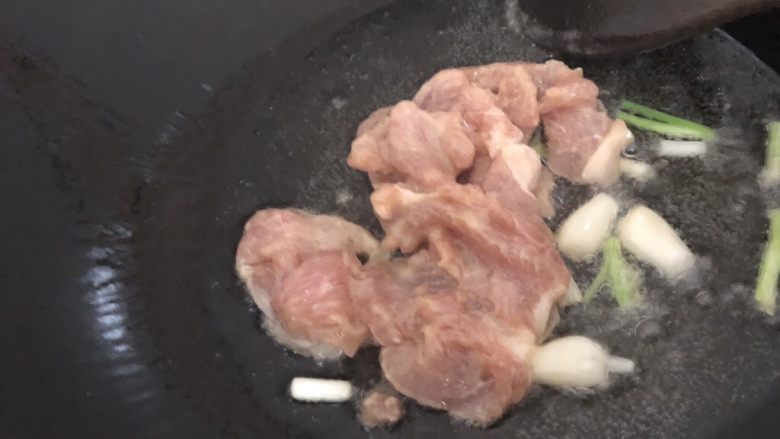 佛手瓜炒肉片,爆香下瘦肉翻炒一下（一分钟）