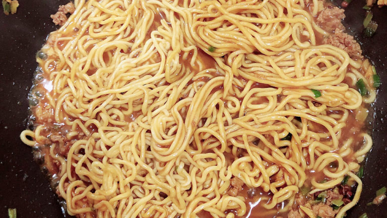 荷包蛋焖面,将面挑开,浸泡在汤里。