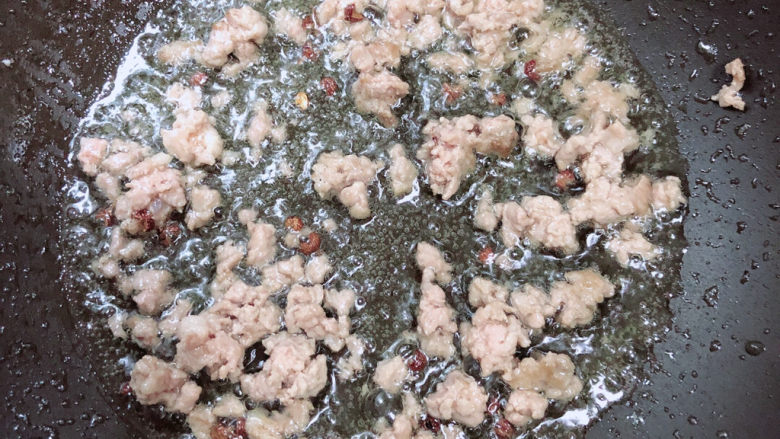 荷包蛋焖面,放入肉沫,翻炒均匀。