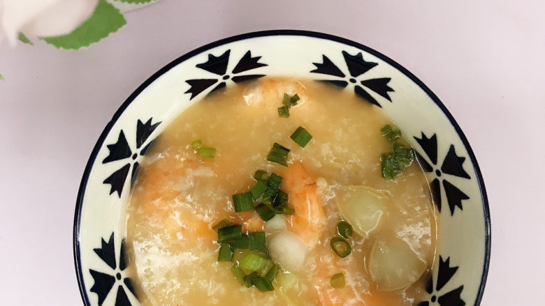 鲍鱼海鲜粥,装入碗中,撒上葱花和<a style='color:red;display:inline-block;' href='/shicai/ 134296'>白胡椒粉</a>,开吃