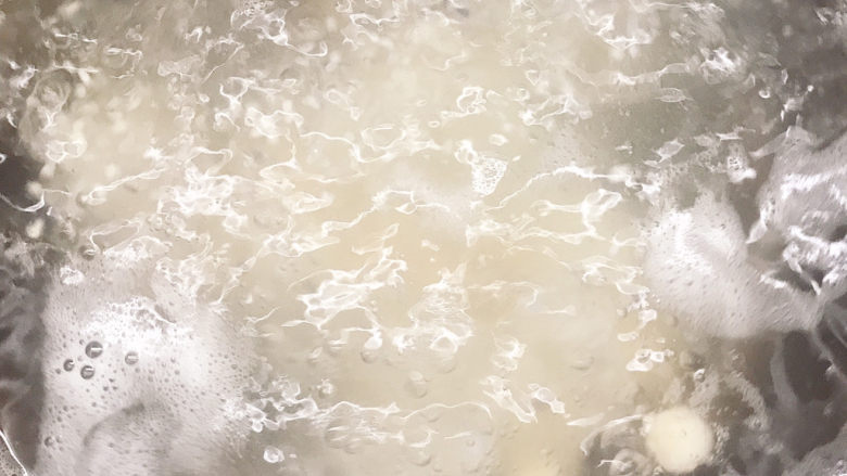 鲍鱼海鲜粥,搅拌一下锅底,继续大火煮8分钟,盖上锅盖中火压10-15分钟