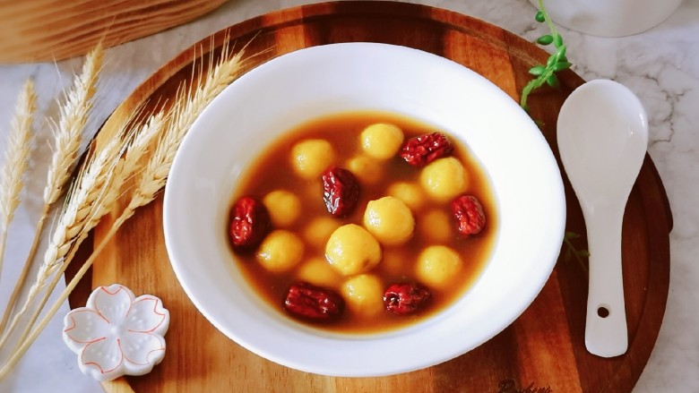 南瓜小圆子,盛入碗中,香甜软糯很美味。