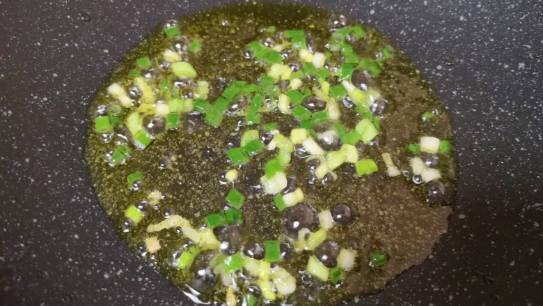 臊子面,锅底留余油,下入葱花炝香。