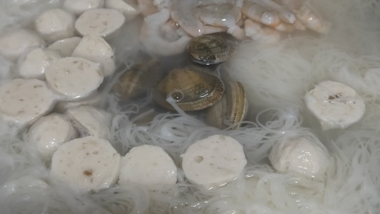 虾仁鸡汁粉丝,大过继续煮至花蛤熟透