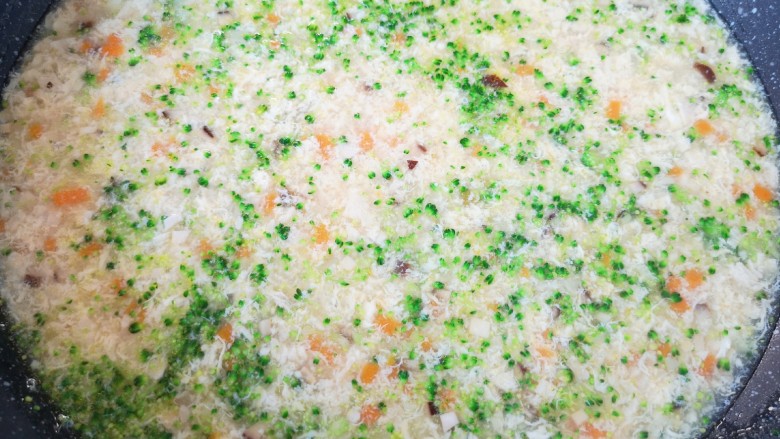 豆腐鸡蛋羹,烧开即可关火。