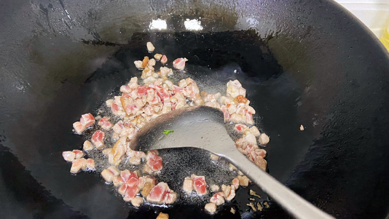 肉沫蒸豆腐,锅中添油,油热了改为中火。