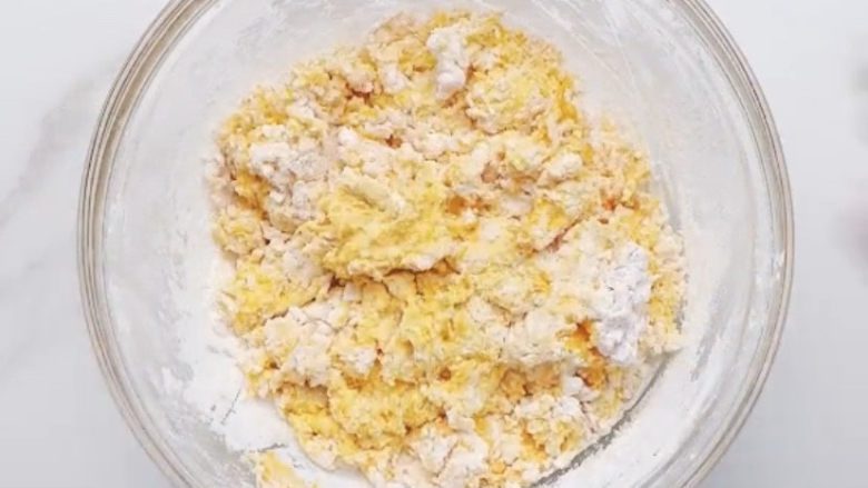 南瓜小圆子,加入糯米粉,跟和面一样,用筷子先搅成絮状,再上手揉成光滑的面团。