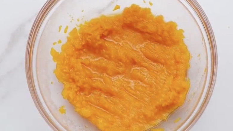 南瓜小圆子,蒸熟的南瓜用勺子给它压成泥,这个做小圆子的,不需要要求处理得太细,如果非要用料理机打成泥的话当然是可以的。