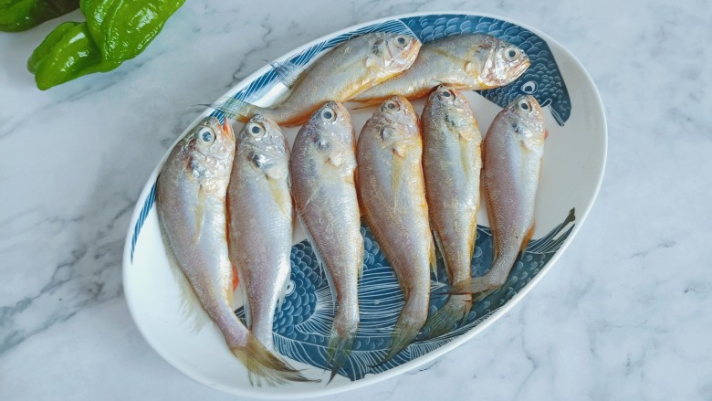 香辣小黄鱼,挑鱼可以看一下鱼鳃是不是鲜艳的,鲜艳说明都是新鲜的。