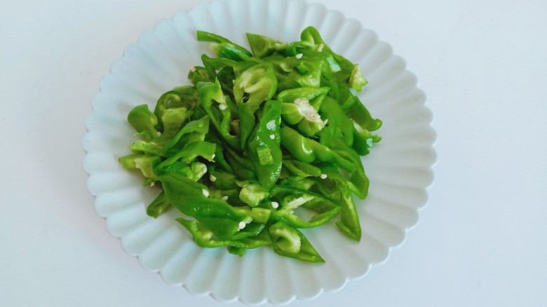 香辣小黄鱼,<a style='color:red;display:inline-block;' href='/shicai/ 10089'>青辣椒</a>去蒂对半切开,切成细丝。