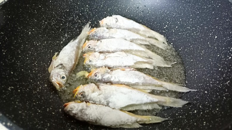 香辣小黄鱼,锅里多放一点油,油热依次放入小梅鱼煎。
