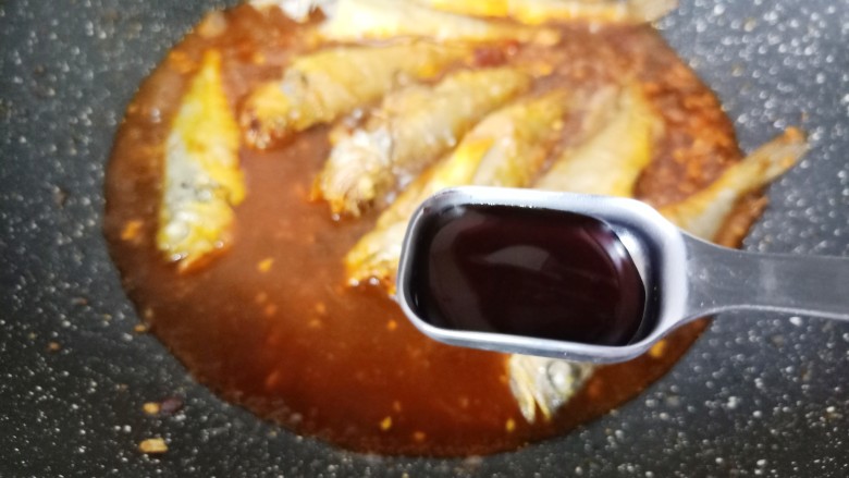 香辣小黄鱼,加一点蚝油提鲜。