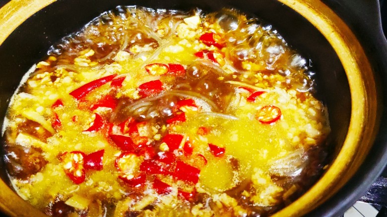 肉沫粉丝煲,汤汁少量后加入<a style='color:red;display:inline-block;' href='/shicai/ 82'>小米椒</a>，开小火煮