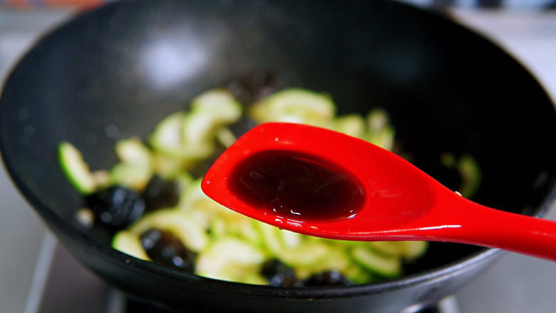 西葫芦炒木耳,出锅前,加入<a style='color:red;display:inline-block;' href='/shicai/ 721'>蚝油</a>翻炒均匀,即可出锅装盘。