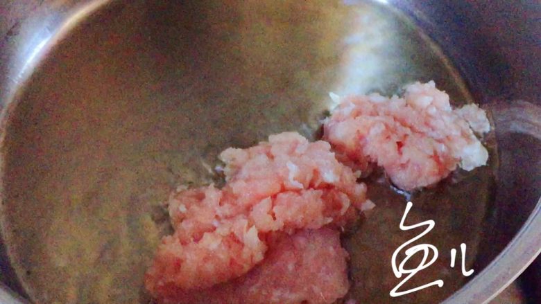 肉沫蒸豆腐,油锅烧热,放入肉末翻炒片刻
